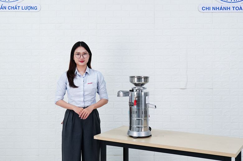 Máy có kích thước gọn, có thể đặt trên bàn hoặc linh hoạt di chuyển trong khu vực chế biến.